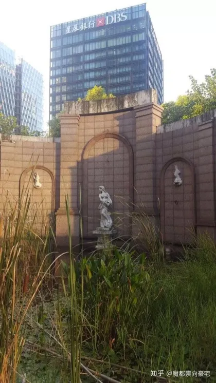 星展银行大厦，前景是烂尾的黄金置地大厦欧式花园